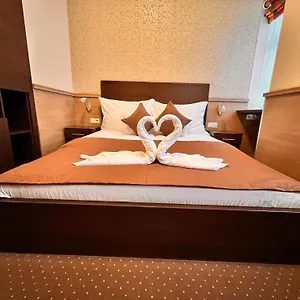 Hotel 21 And Budapešť